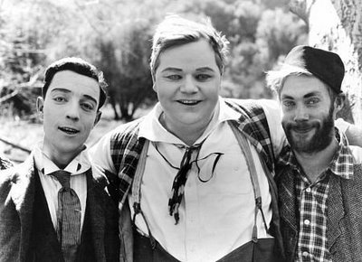 El gordo Arbuckle, otro de los cómicos que trabajaron bajo las ordenes de Sennett, vio como unos pantalones gastados suyos sirvieron de inspiración a Chaplin para su vagabundo